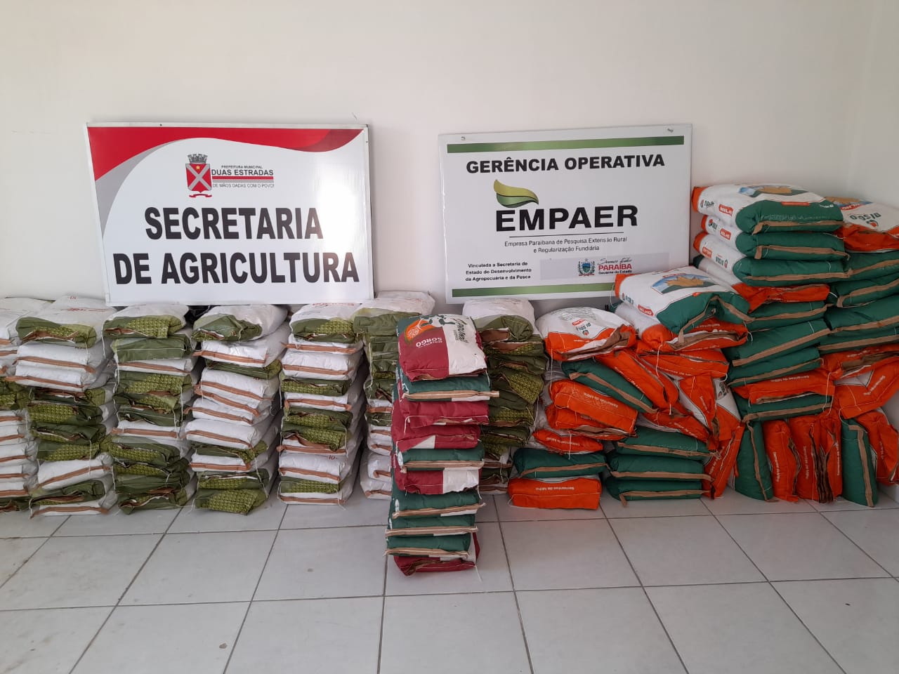 Prefeitura de Duas Estradas distribui sementes para agricultores do Município