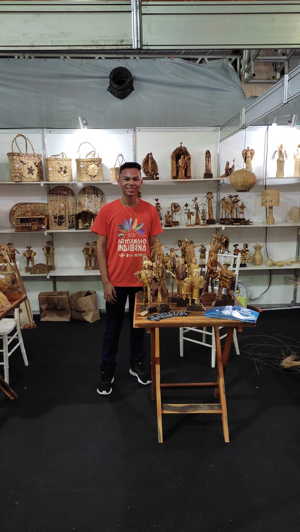 Com apoio da Prefeitura de Duas Estradas, o artista plástico Tiago Ribeiro, participa do Salão de Artesanato, na capital paraibana