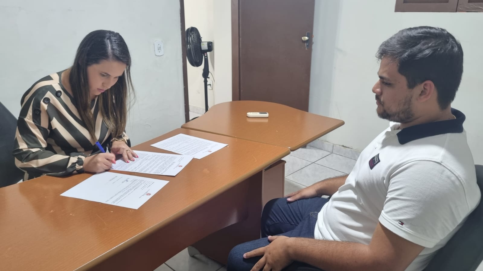 Prefeita Joyce Renally assina contrato para a cobertura da Quadra Poliesportiva Francisco dos Santos